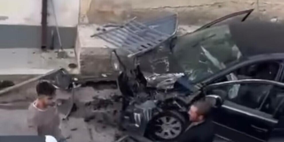 Sfonda la ringhiera e cade giù dal ponte con la Puegeot