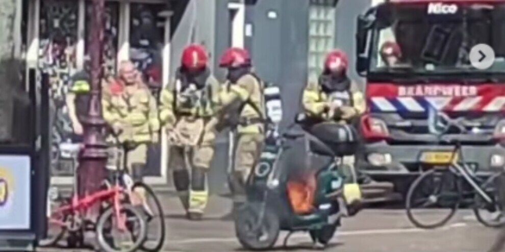Amsterdam, scooter in fiamme: i pompieri lo gettano in acqua