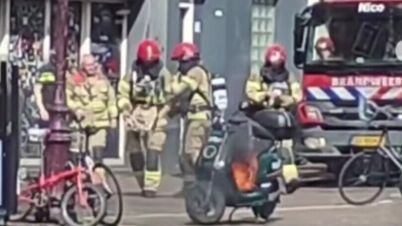 Amsterdam, scooter in fiamme: i pompieri lo gettano in acqua
