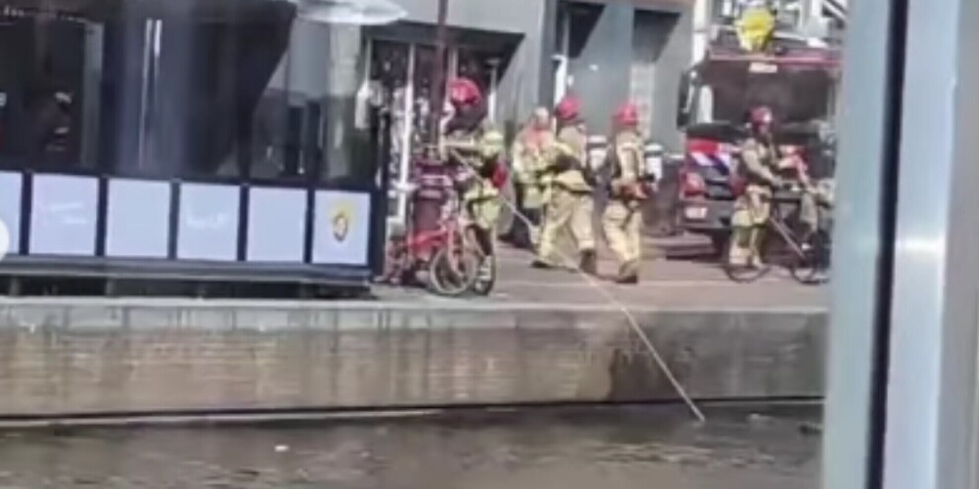 Lo scooter brucia in strada: i Vigili del Fuoco lo gettano nel canale