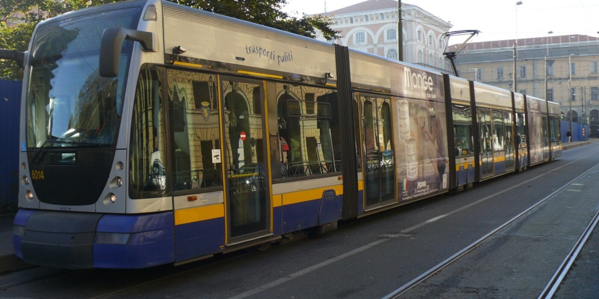 Tram bloccato dall'auto in doppia fila: la proprietaria faceva shopping!