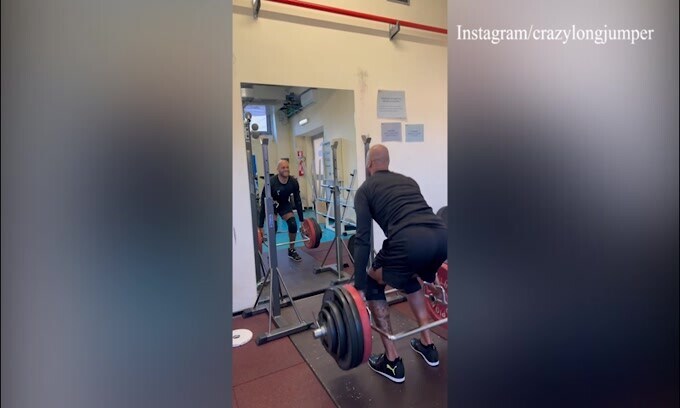 Jacobs mostra i muscoli, allenamento in palestra