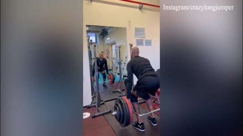 Jacobs mostra i muscoli, allenamento in palestra