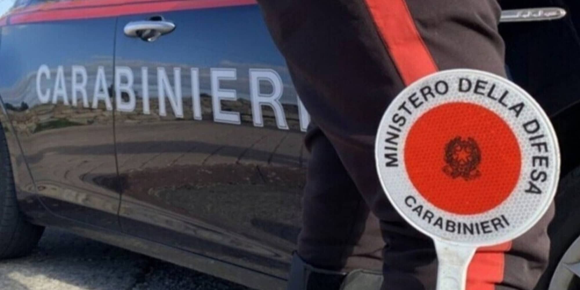Rapina due negozi e scappa: ladro in fuga con l'auto aziendale per 300 euro!