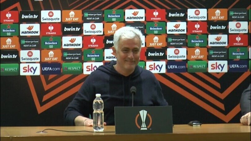Dalla sedia e la caduta sfiorata al regalo per il giornalista: Mou è uno show!