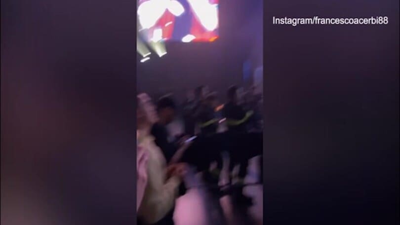 Inter, serata alternativa per Acerbi: il video al concerto di Max Pezzali