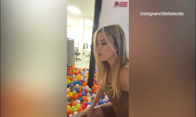Diletta Leotta si tuffa nelle palline colorate: il video social