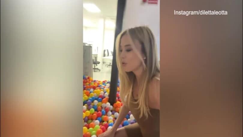 Diletta Leotta si tuffa nelle palline colorate: il video social