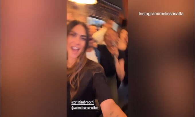 Brocchi-Satta nuova coppia di cantanti: è show nel karaoke!