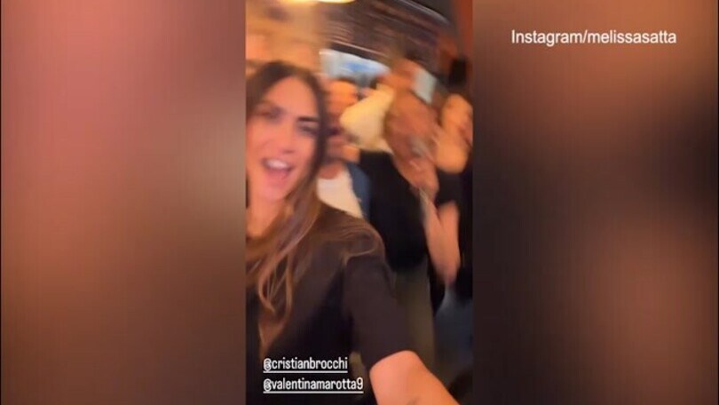 Brocchi-Satta nuova coppia di cantanti: è show nel karaoke!