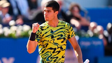 Tennis, Alcaraz vince il torneo di Barcellona: battuto Tsitsipas