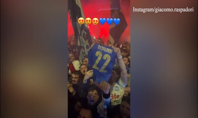 Napoli, tifosi in delirio per Raspadori
