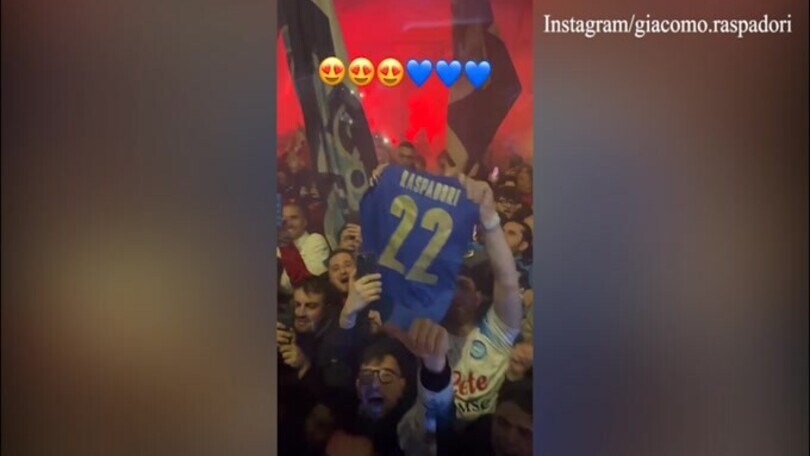 Napoli, tifosi in delirio per Raspadori