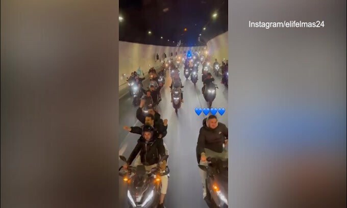 Festa Napoli, i tifosi inseguono il pullman in motorino