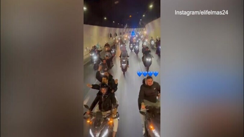 Festa Napoli, i tifosi inseguono il pullman in motorino