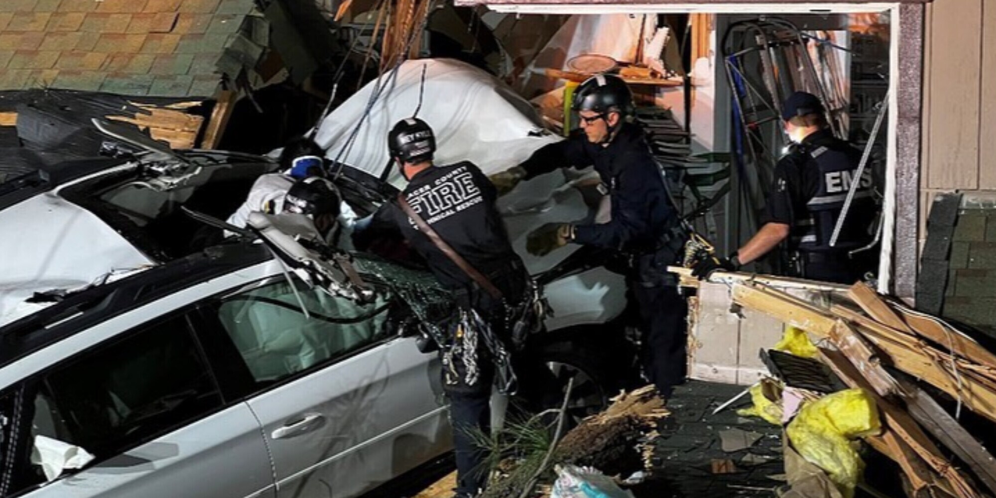 Clamoroso in California: un Suv si schianta sul tetto di una casa!