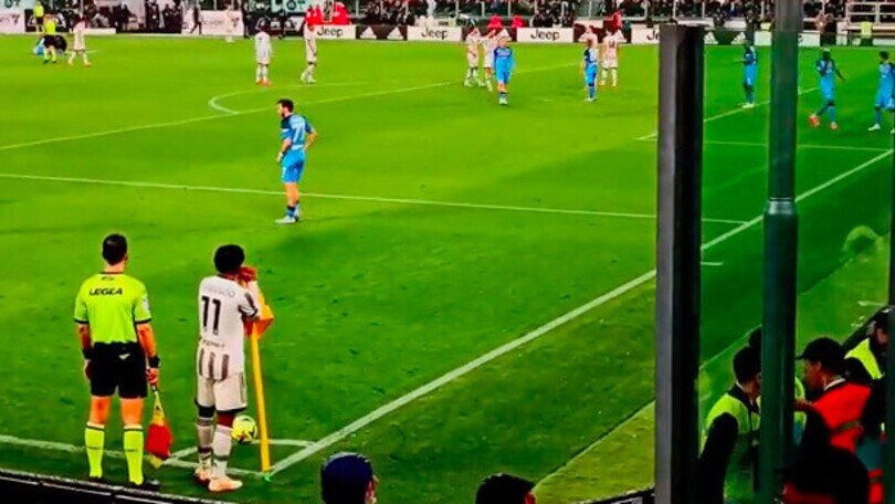 Cuadrado alla bandierina, tifosi del Napoli lanciano un accendino in campo