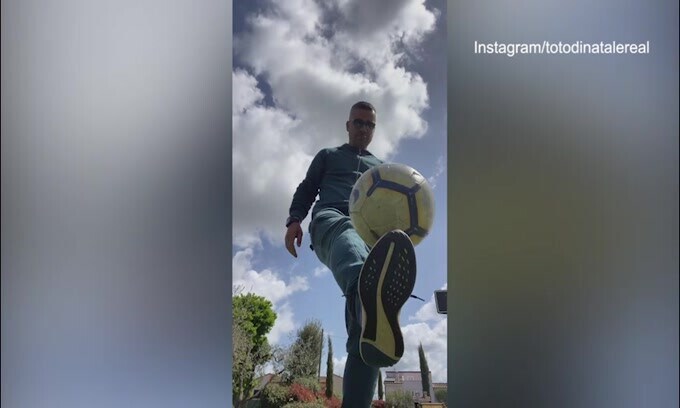 La classe non è acqua: Totò Di Natale palleggia col sigaro in bocca!