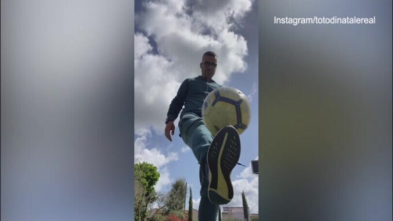 La classe non è acqua: Totò Di Natale palleggia col sigaro in bocca!