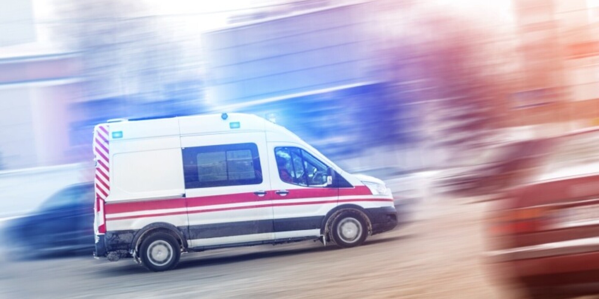 Non sa come andare a ballare: ruba l'ambulanza e carica gli amici a bordo