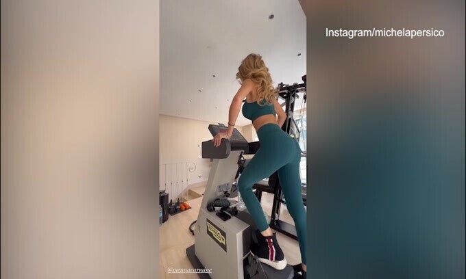 Michela Persico, completino verde e siparietto col personal trainer