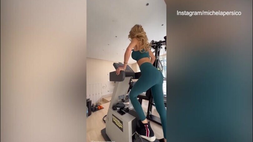 Michela Persico, completino verde e siparietto col personal trainer