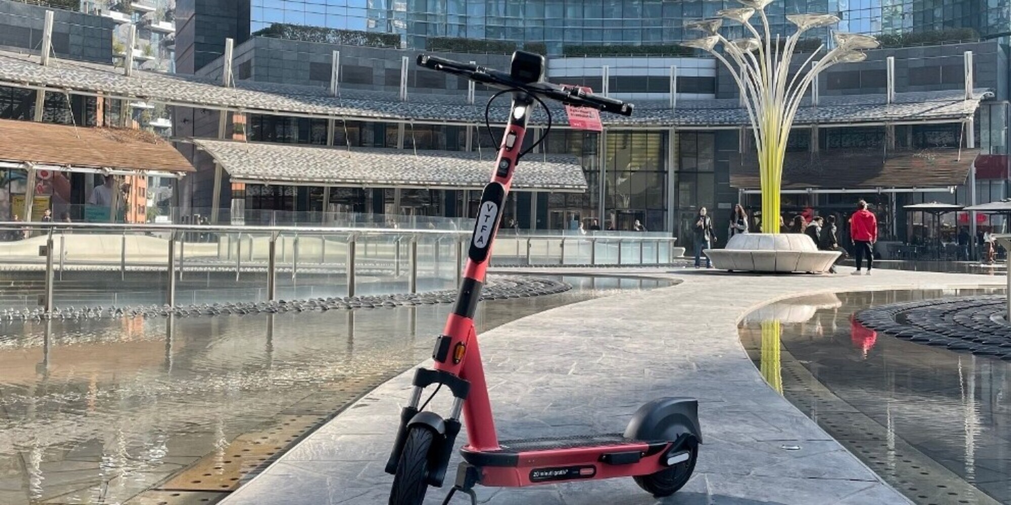 Milano dice sì ai monopattini elettrici e no alle auto