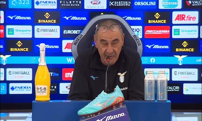 Sarri non si fida dell'Inter: "Sta facendo benissimo nelle coppe"
