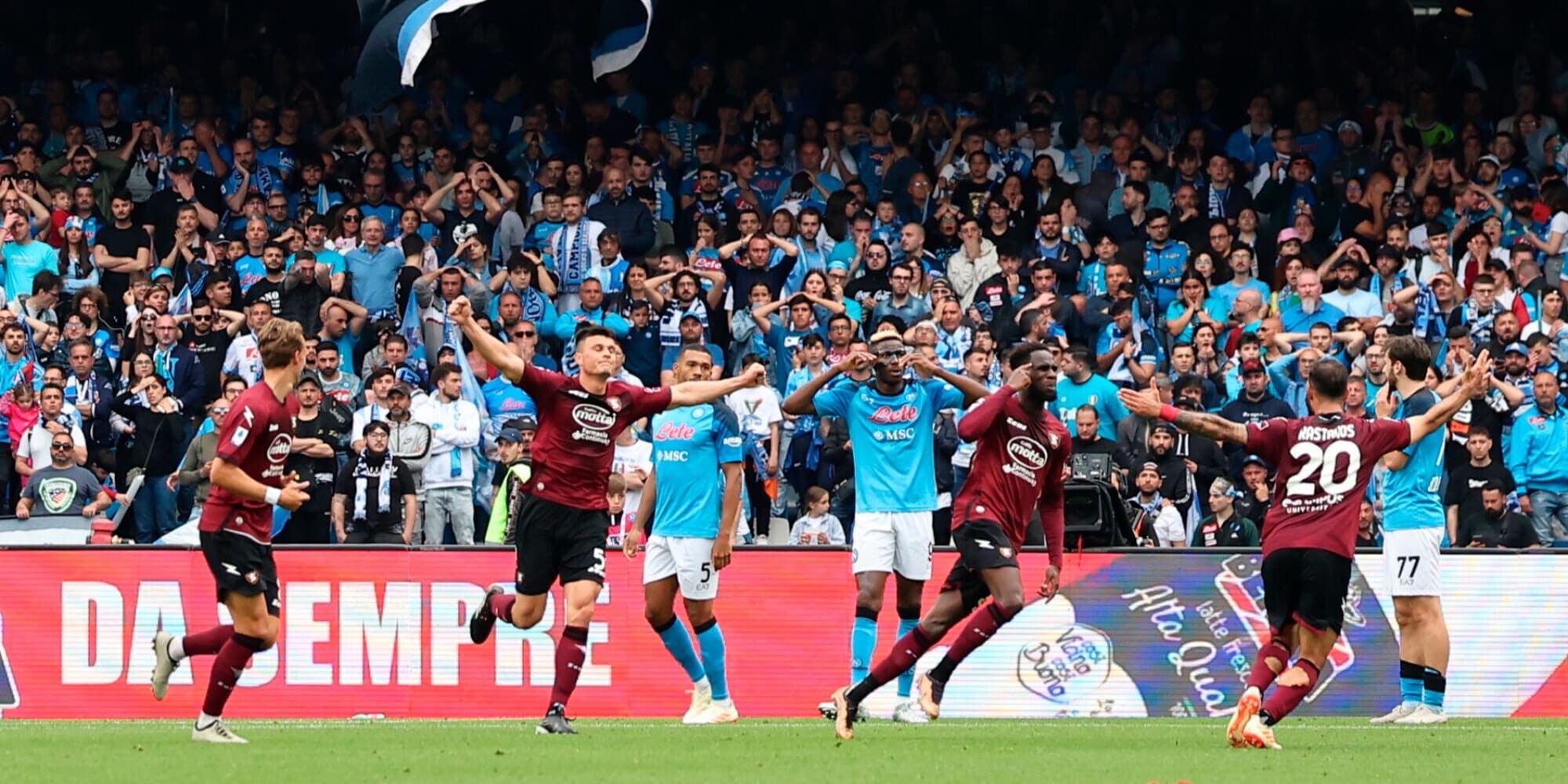 La Salernitana ferma il Napoli: festa negli spogliatoi e caroselli in città