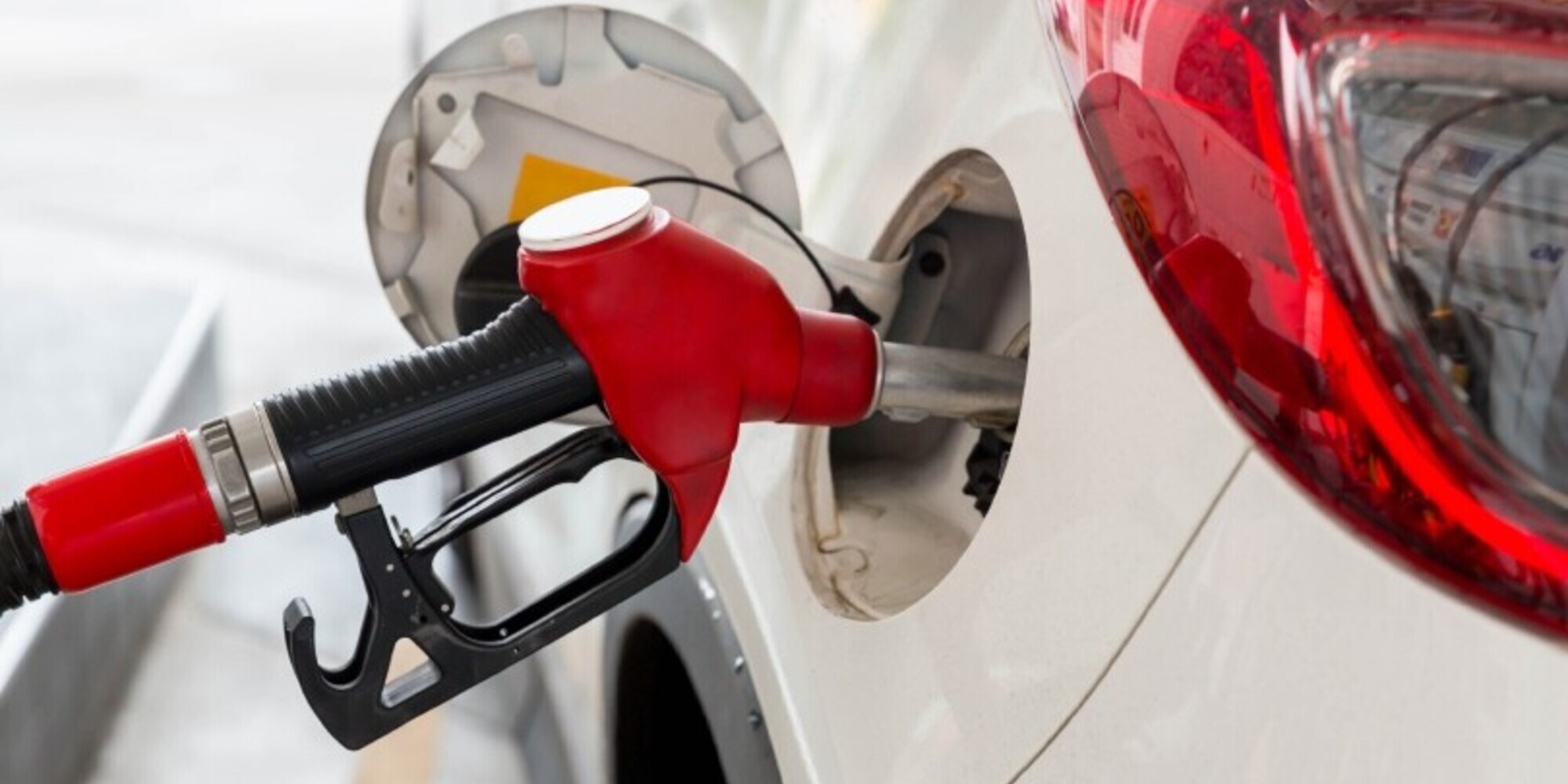 Prezzi benzina e Diesel: continua la discesa, soprattutto al self