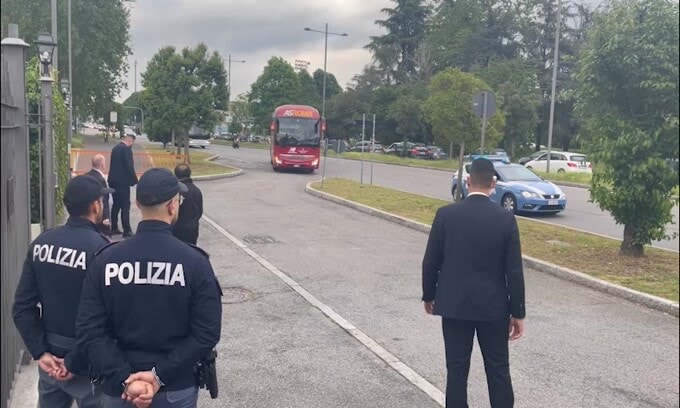 La Roma raggiunge Monza: il video dell'arrivo in hotel