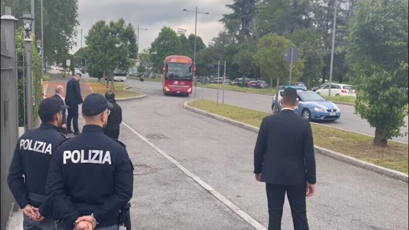 La Roma raggiunge Monza: il video dell'arrivo in hotel