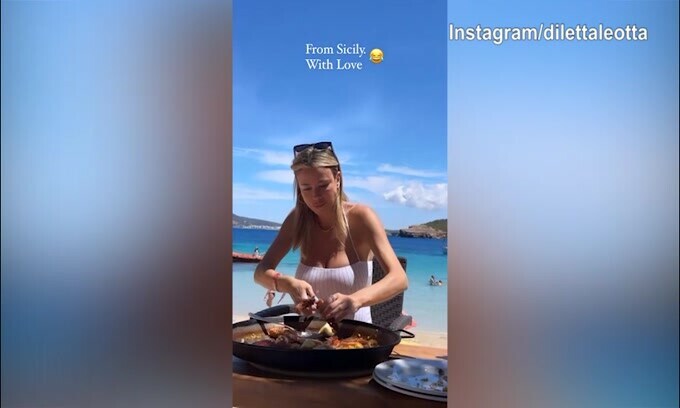 Mare e scampi, Diletta Leotta in Sicilia con Karius