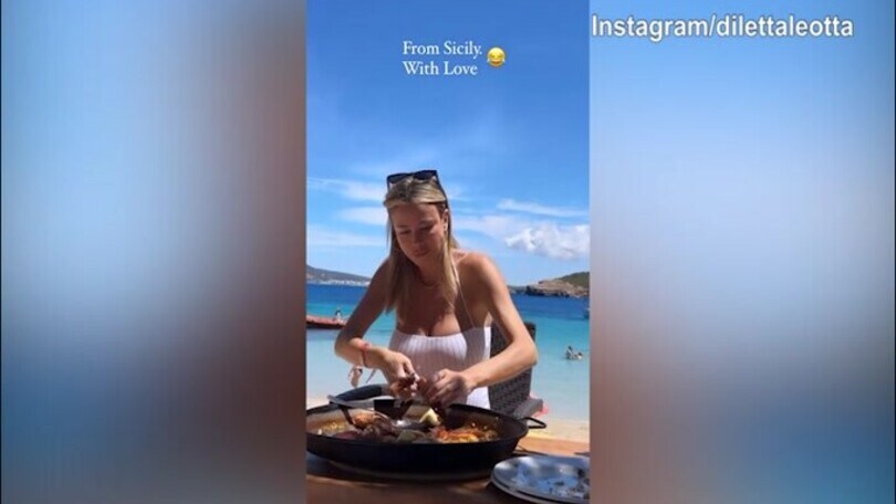 Mare e scampi, Diletta Leotta in Sicilia con Karius