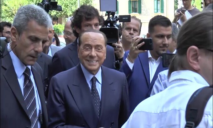 Il bollettino medico su Berlusconi: "Quadro clinico stabile e confortante"