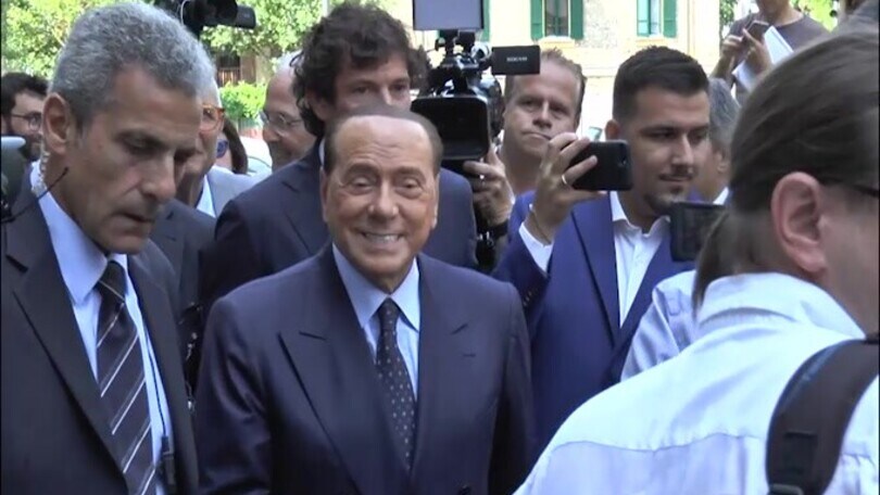 Il bollettino medico su Berlusconi: "Quadro clinico stabile e confortante"