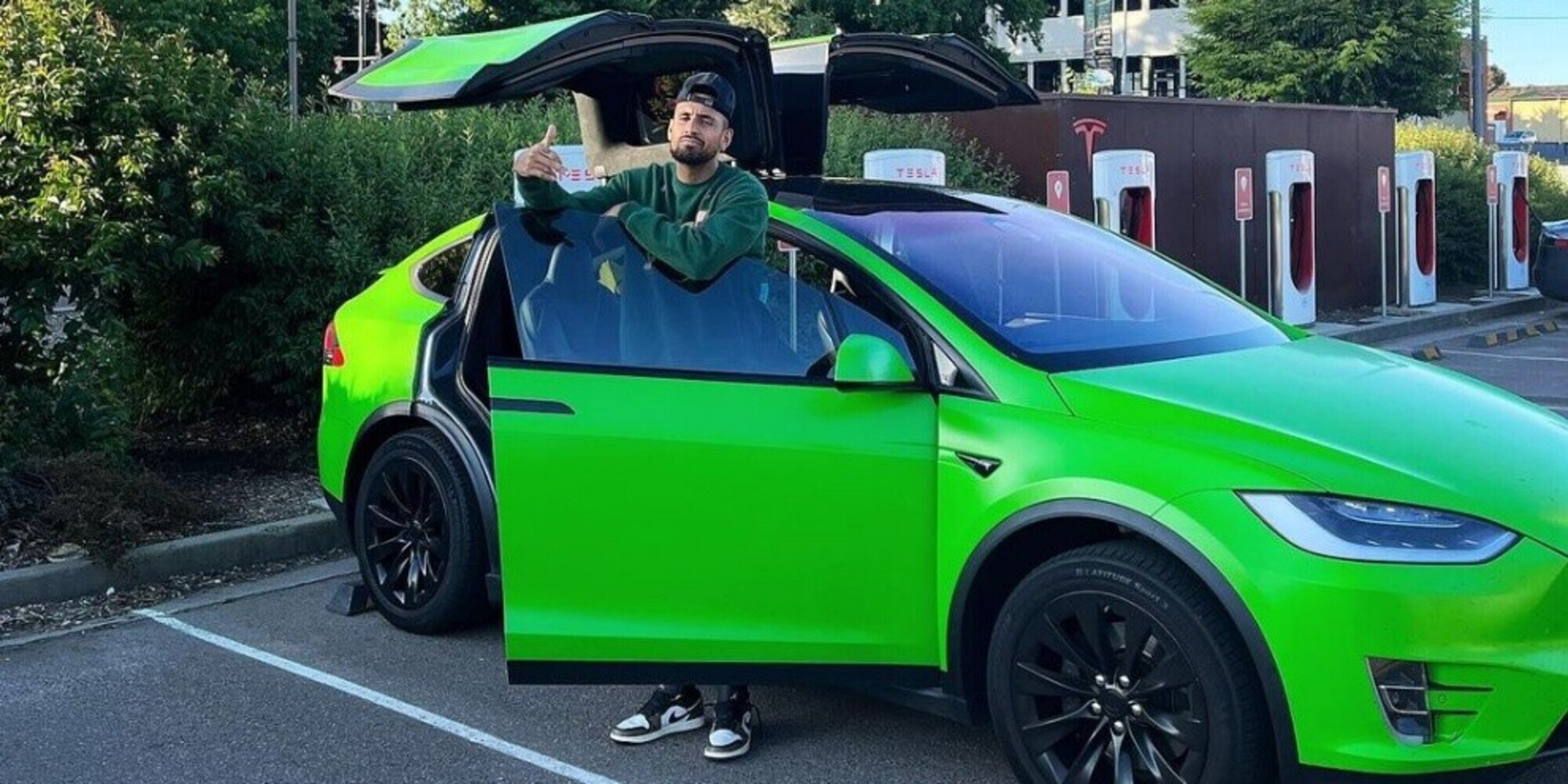 Kyrgios eroico: gli rubano la Tesla ma sventa il furto grazie a un'app
