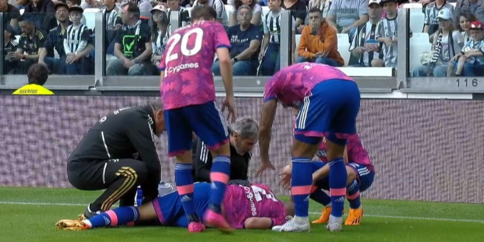 De Sciglio, infortunio terribile in Juve-Lecce: crociato, stagione finita