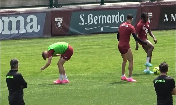 Toro, Pellegri nervoso? Gomitata al compagno in allenamento