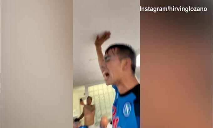 Napoli, festa nello spogliatoio: "I campioni dell'Italia siamo noi..."