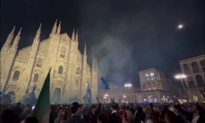 Sotto il Duomo di Milano, che entusiasmo per il Napoli