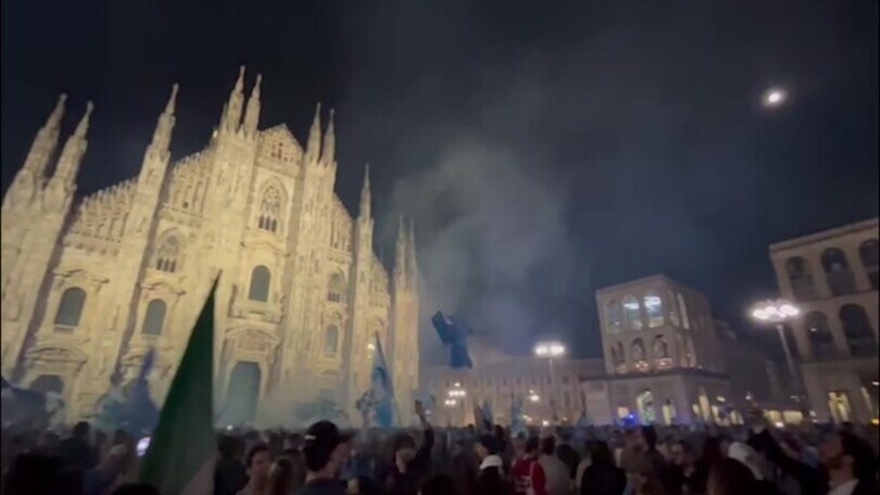 Sotto il Duomo di Milano, che entusiasmo per il Napoli