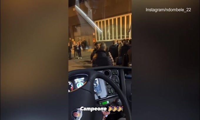 Festa Scudetto Napoli, Ndombele guida il pullman!