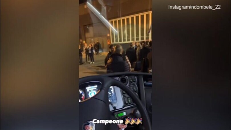 Festa Scudetto Napoli, Ndombele guida il pullman!