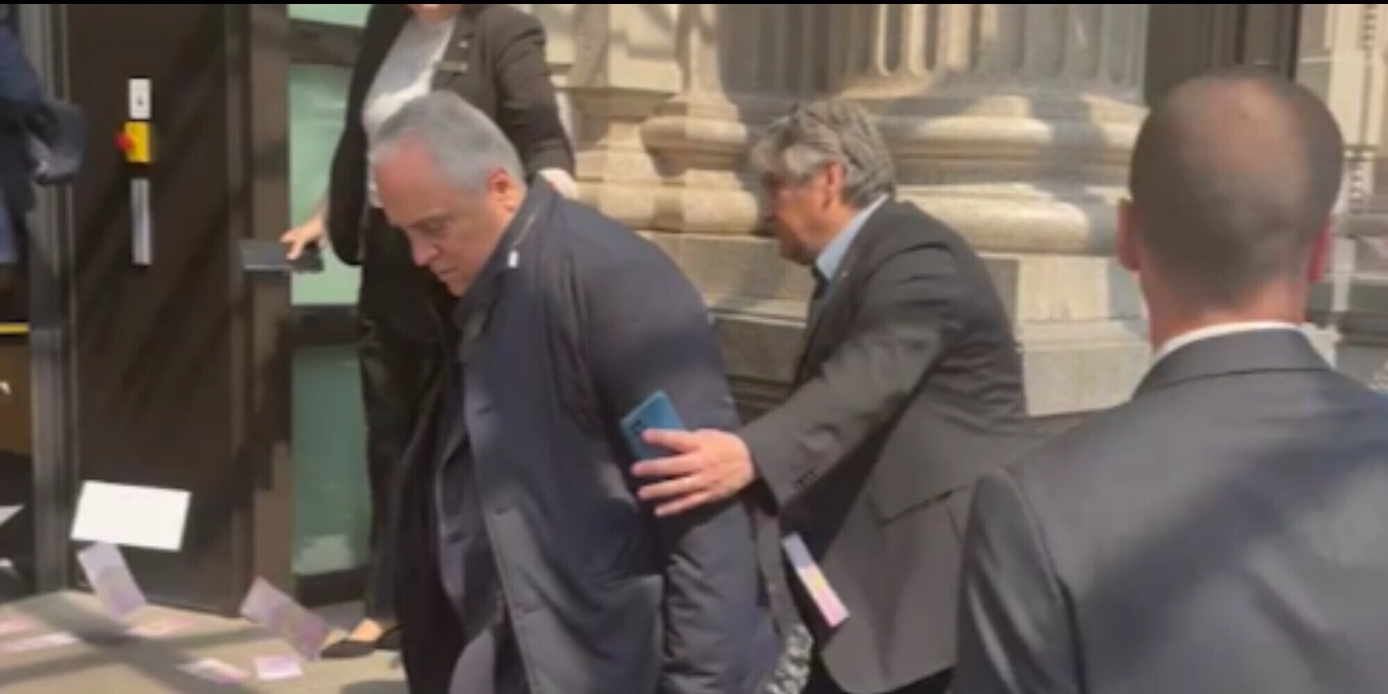Lotito, insulti e lancio di soldi falsi: Samp, furia tifosi VIDEO