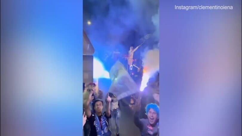 Festa Napoli, Clementino si ritrova in mezzo ai caroselli