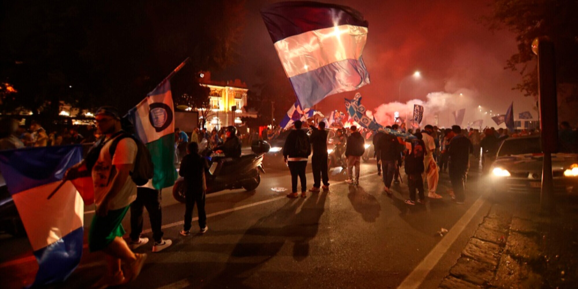 Napoli, pedoni investiti da un'auto alla festa scudetto: c'è un ferito
