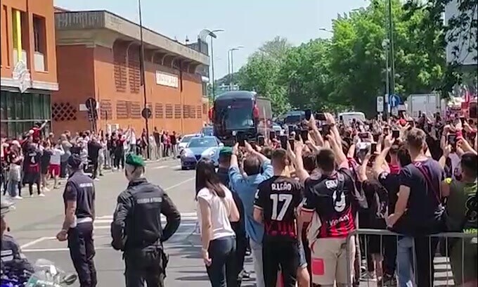 Milan, il pullman rossonero arriva a San Siro