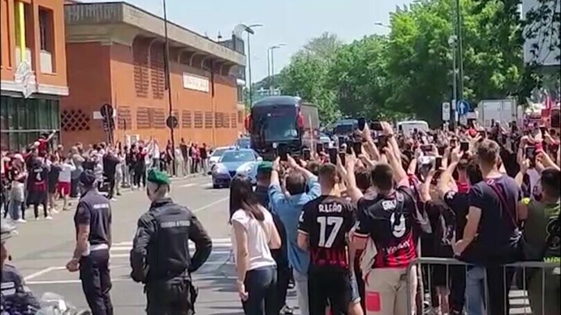 Milan, il pullman rossonero arriva a San Siro