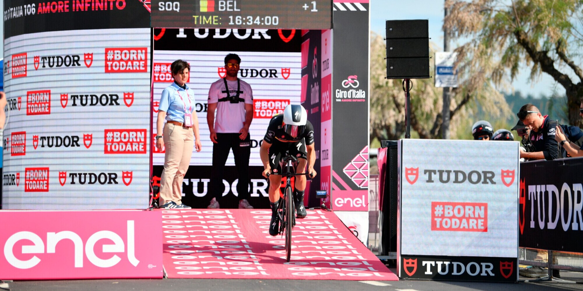Giro d’Italia, Evenepoel prima maglia rosa: Ganna secondo